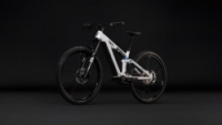 Elektrokolo CUBE STEREO Hybrid ONE44 HPC PRO 800 metallicwhite´n´blue 2027