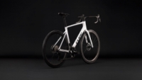 Silniční kolo Cube ATTAIN C:62 SLX metallicwhite´n´black 2027
