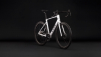 Silniční kolo Cube ATTAIN C:62 SLX metallicwhite´n´black 2027